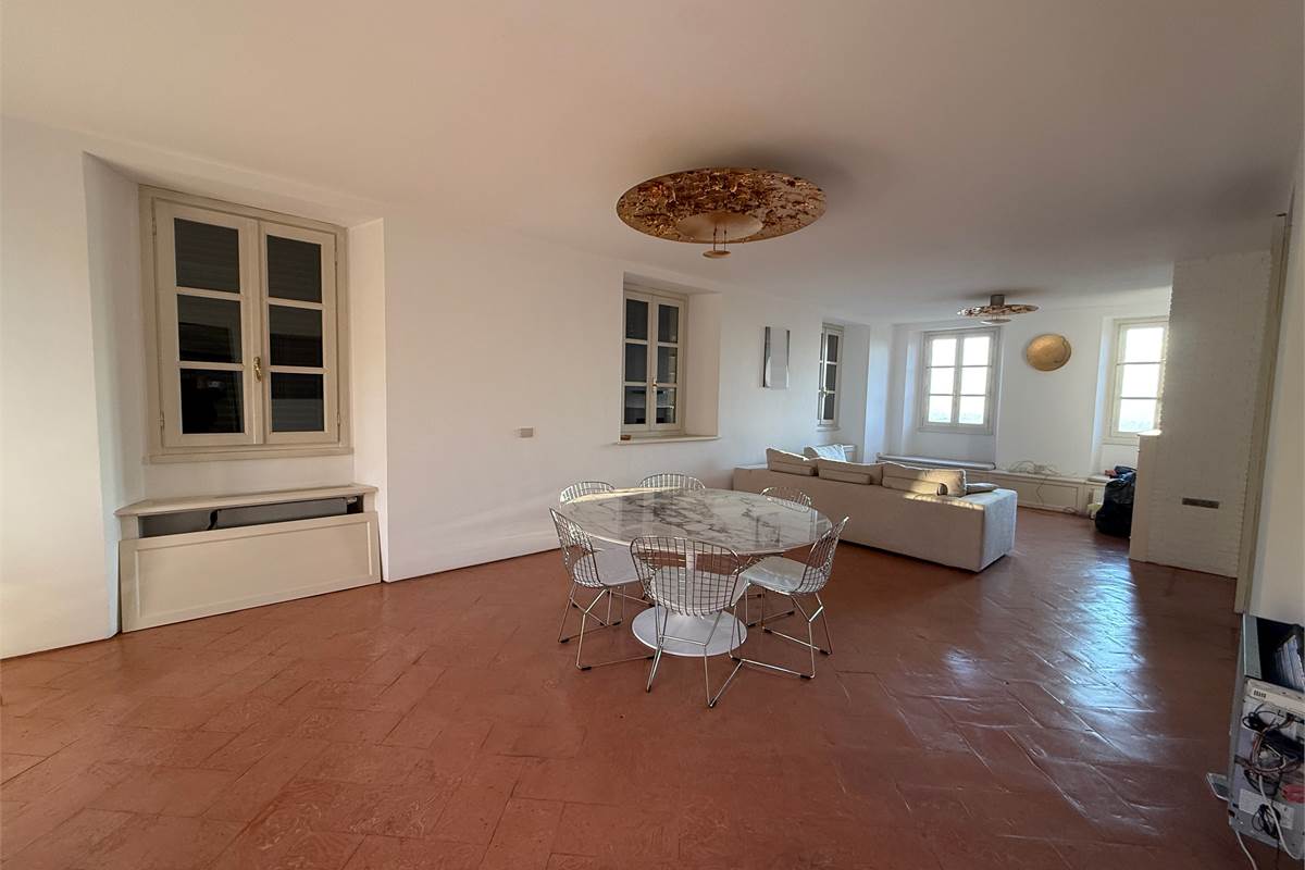 Erba:Elegante appartamento panoramico con box