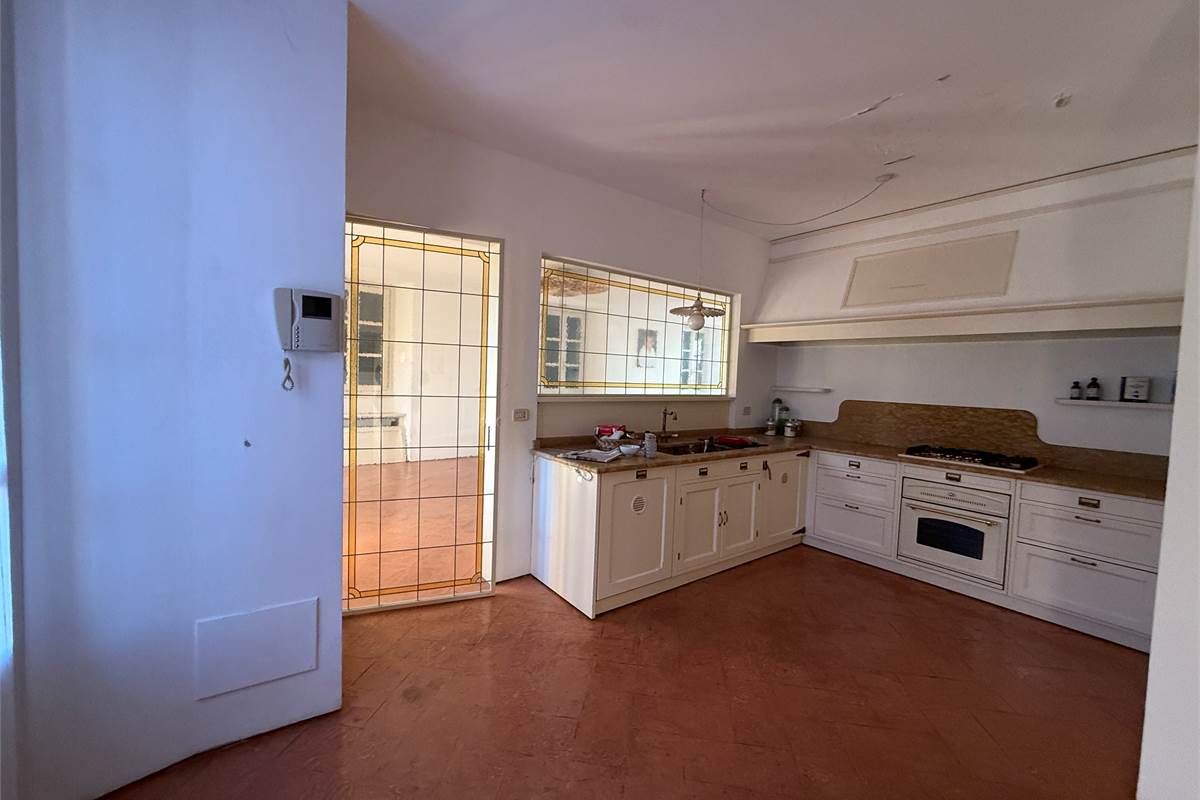 Erba:Elegante appartamento panoramico con box