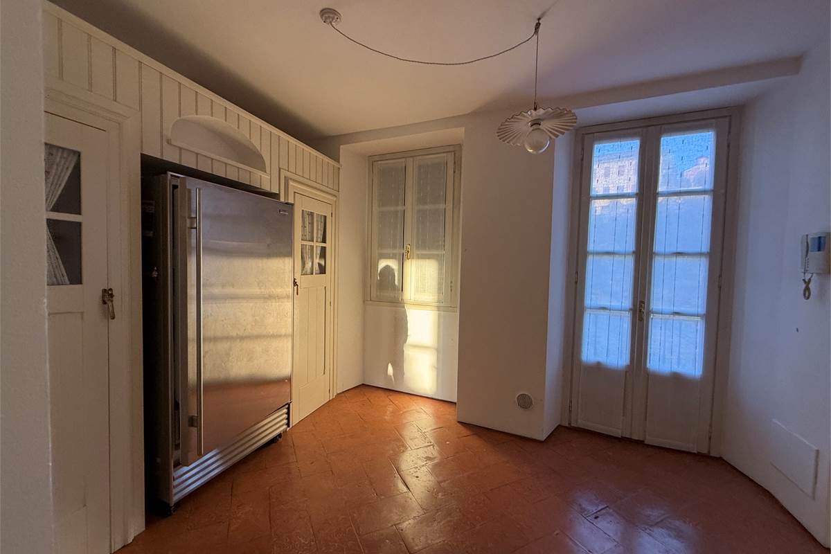 Erba:Elegante appartamento panoramico con box