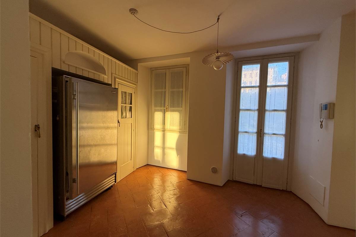 Erba:Elegante appartamento panoramico con box