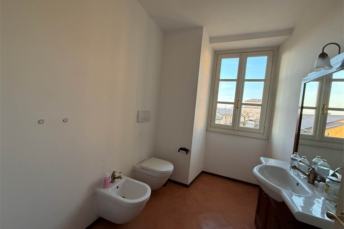 Erba:Elegante appartamento panoramico con box