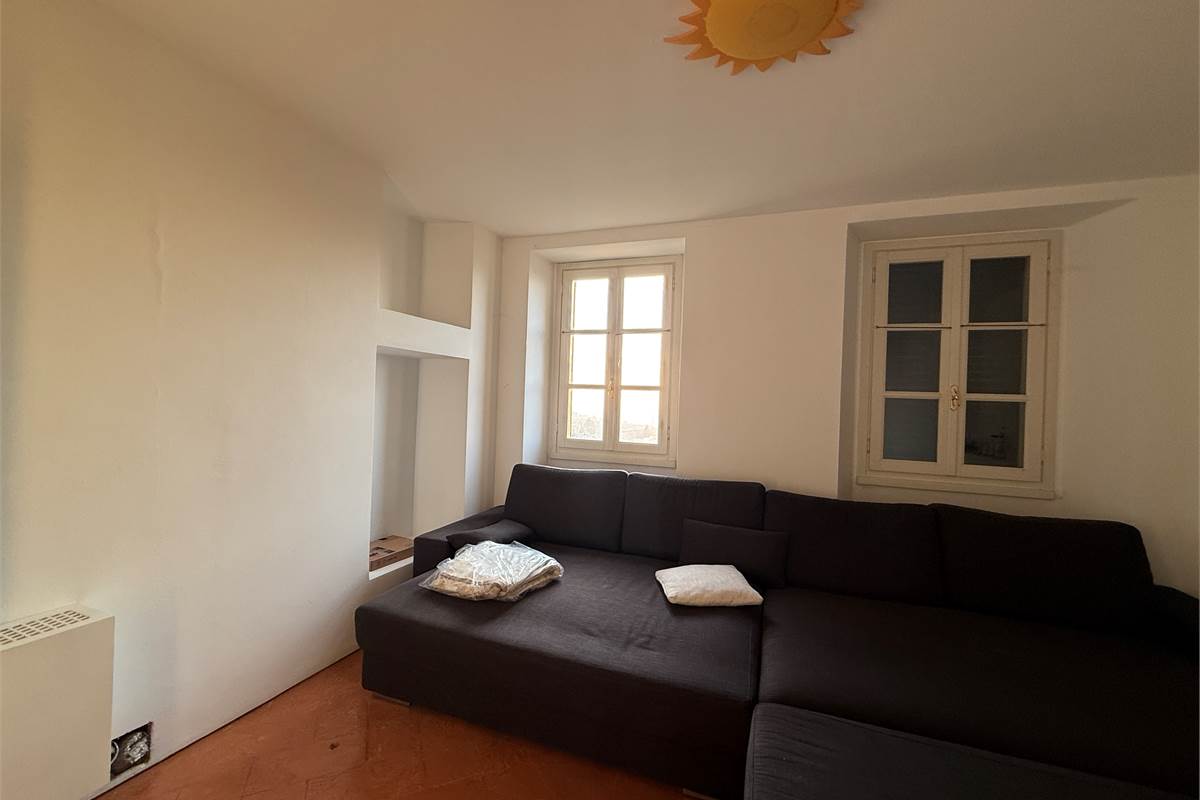 Erba:Elegante appartamento panoramico con box