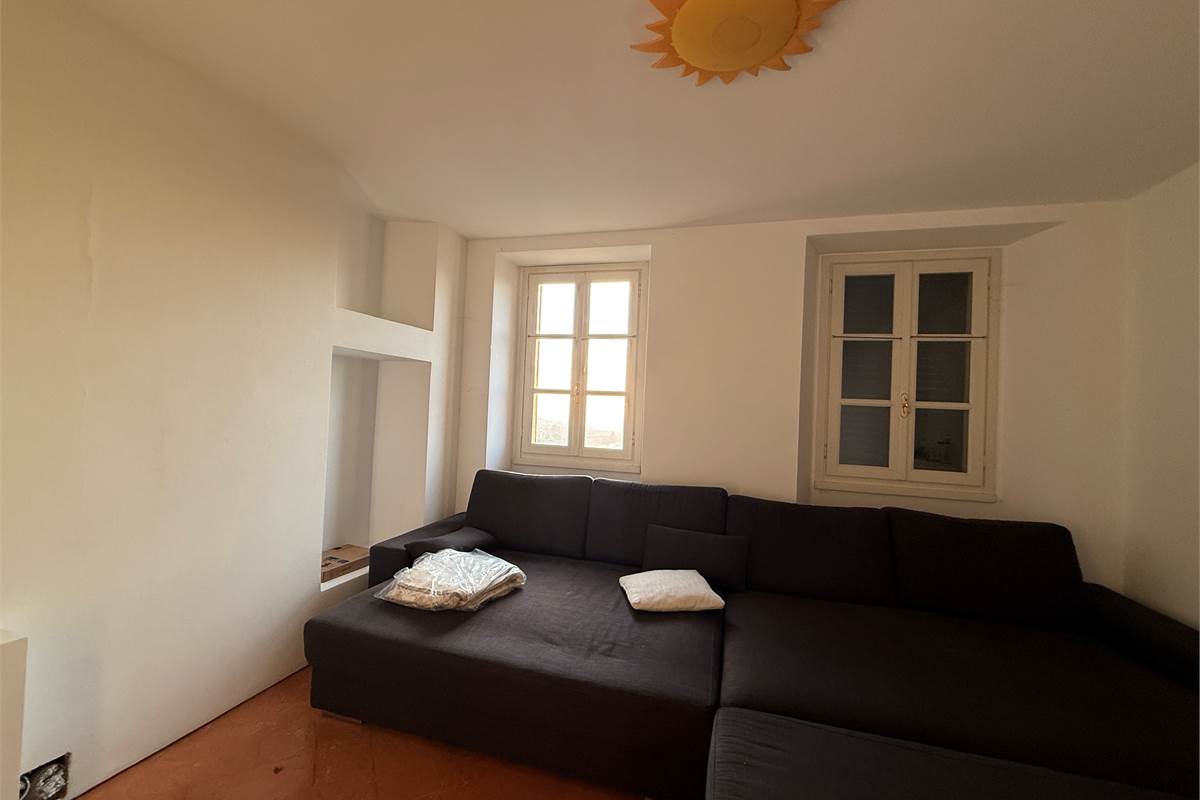 Erba:Elegante appartamento panoramico con box