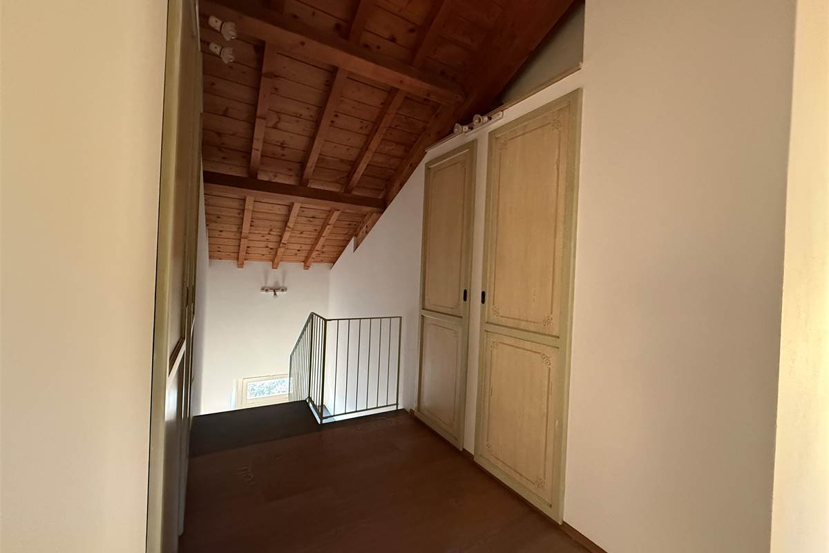 Erba:Elegante appartamento panoramico con box