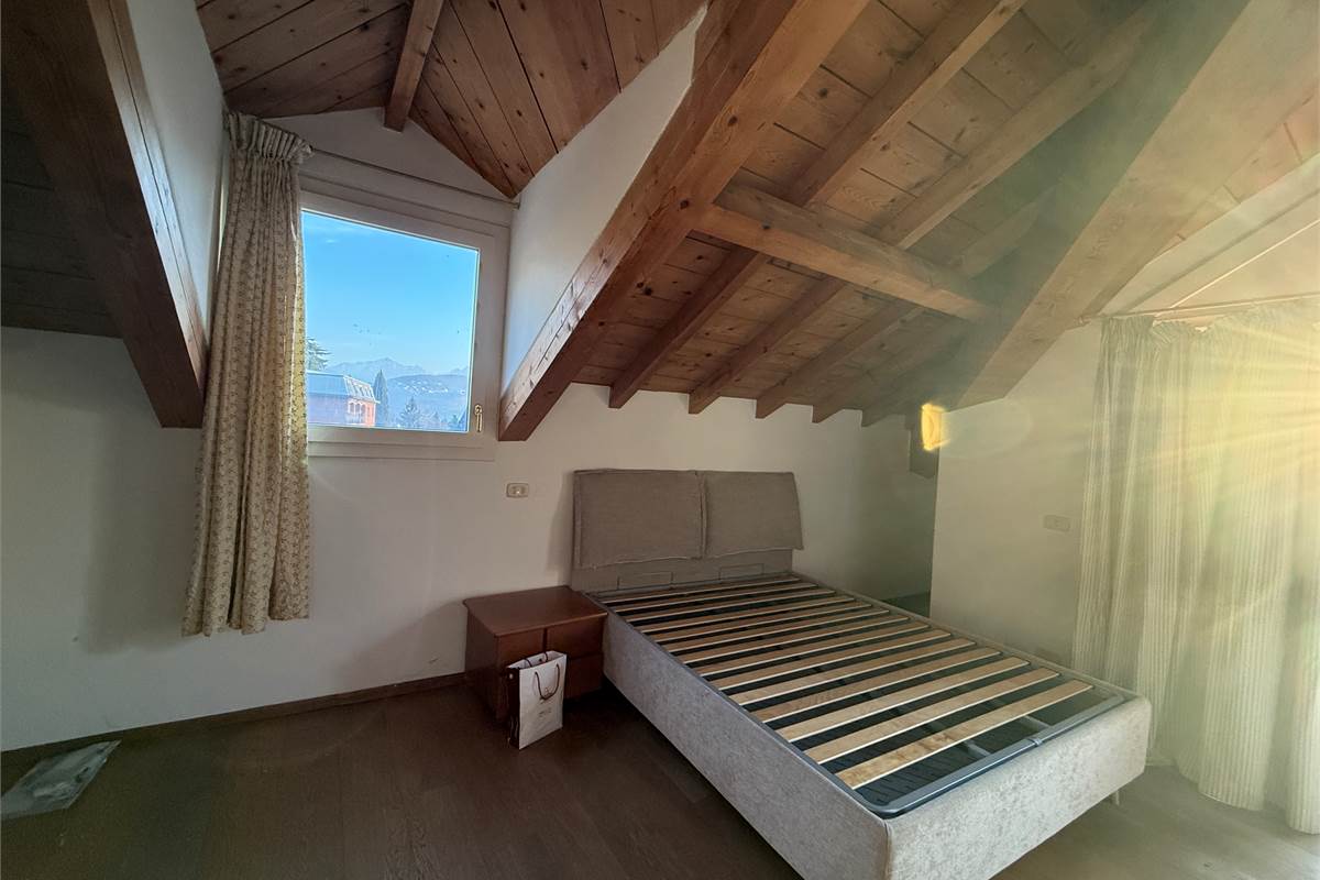 Erba:Elegante appartamento panoramico con box