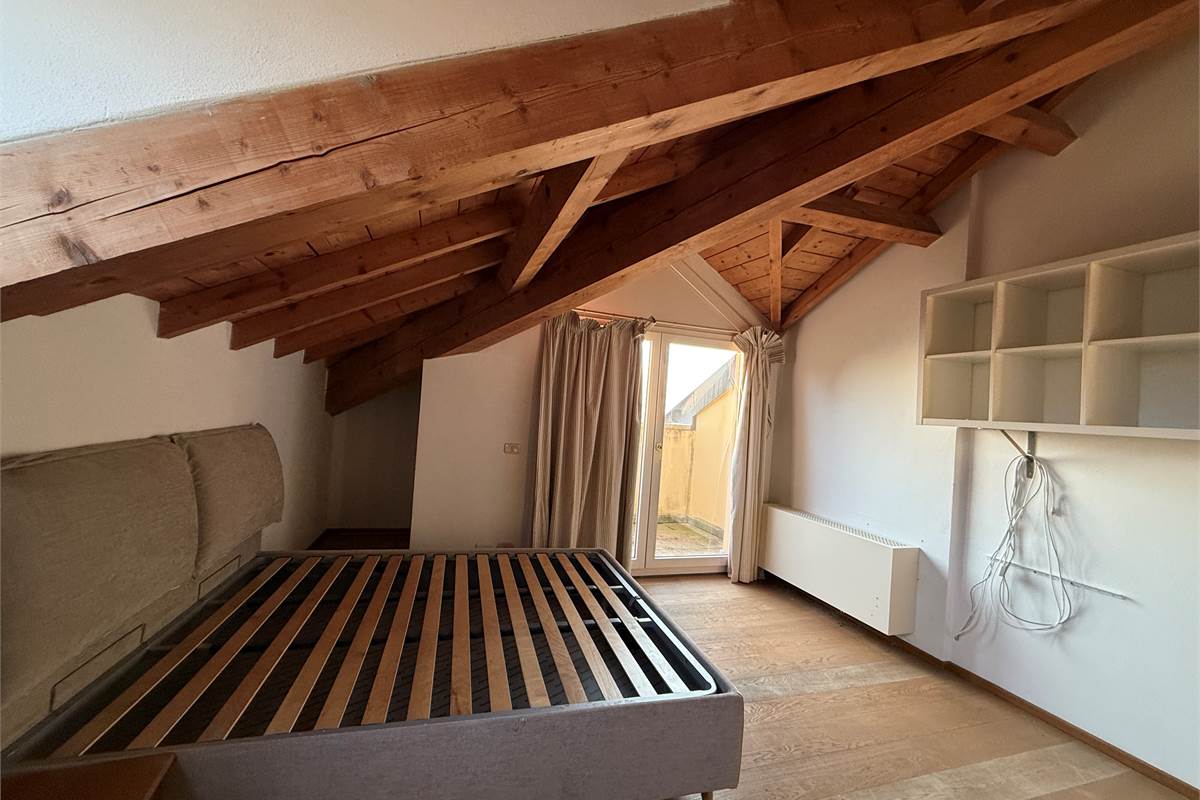 Erba:Elegante appartamento panoramico con box