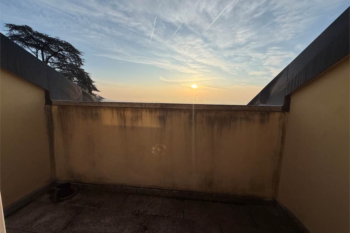 Erba:Elegante appartamento panoramico con box