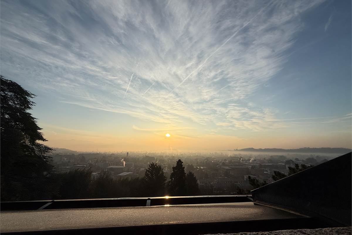 Erba:Elegante appartamento panoramico con box