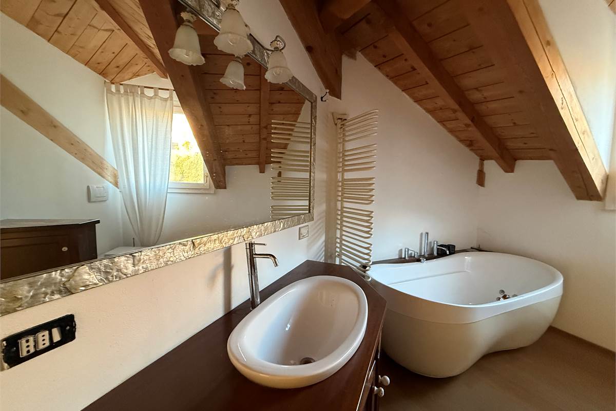 Erba:Elegante appartamento panoramico con box