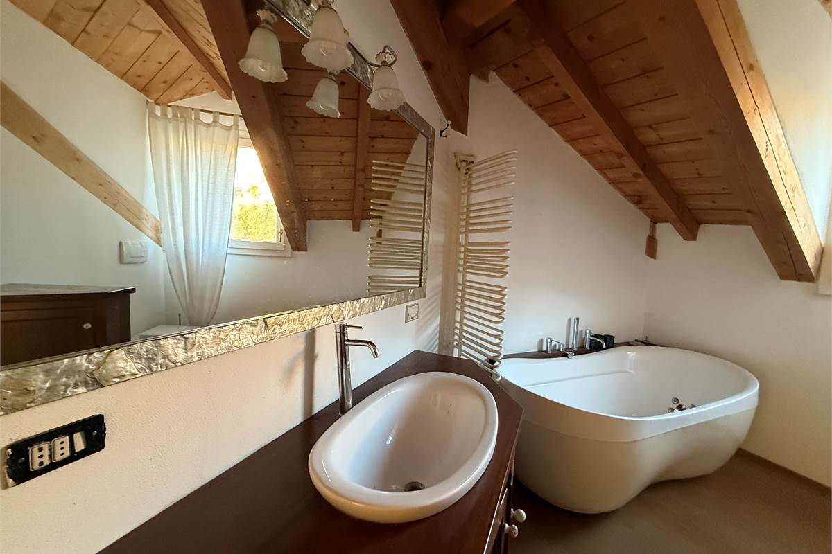 Erba:Elegante appartamento panoramico con box