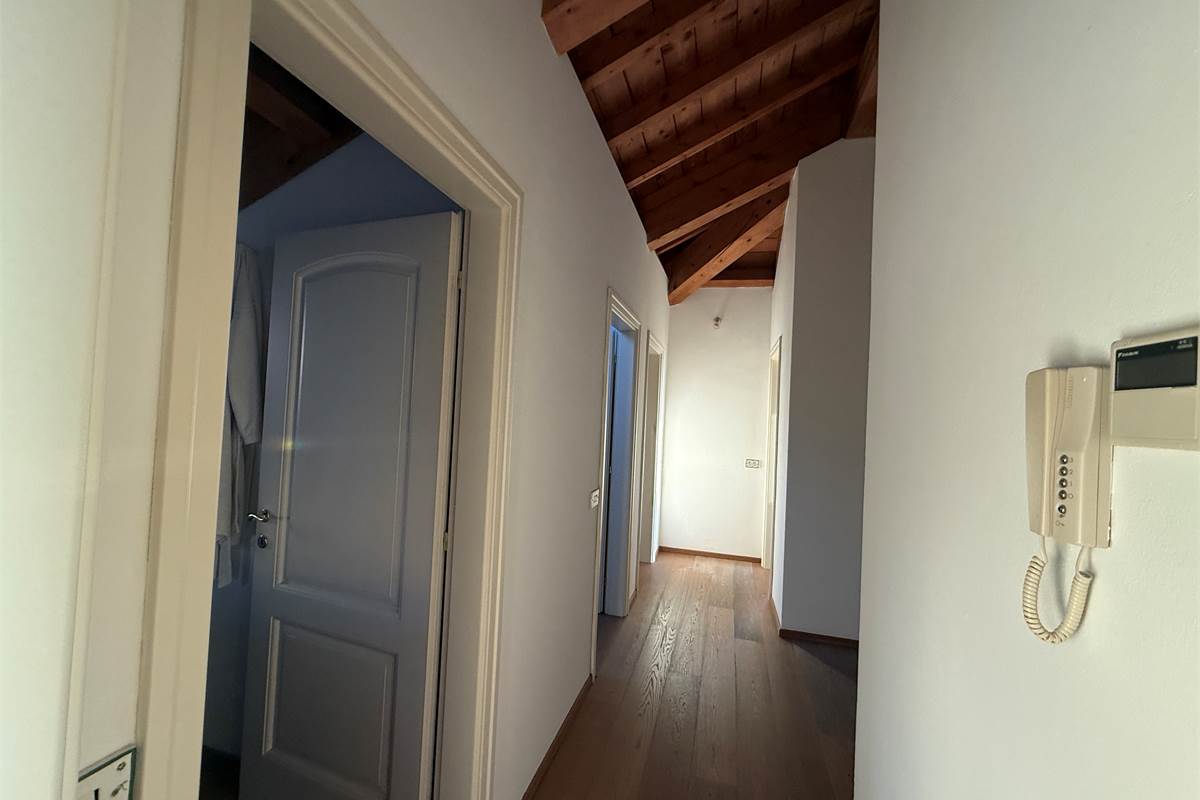 Erba:Elegante appartamento panoramico con box