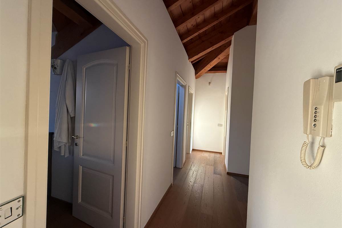 Erba:Elegante appartamento panoramico con box