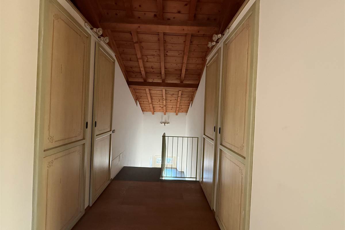 Erba:Elegante appartamento panoramico con box