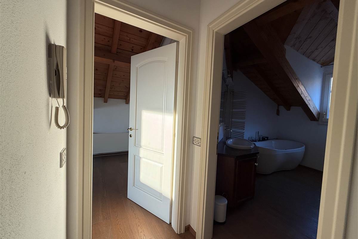 Erba:Elegante appartamento panoramico con box