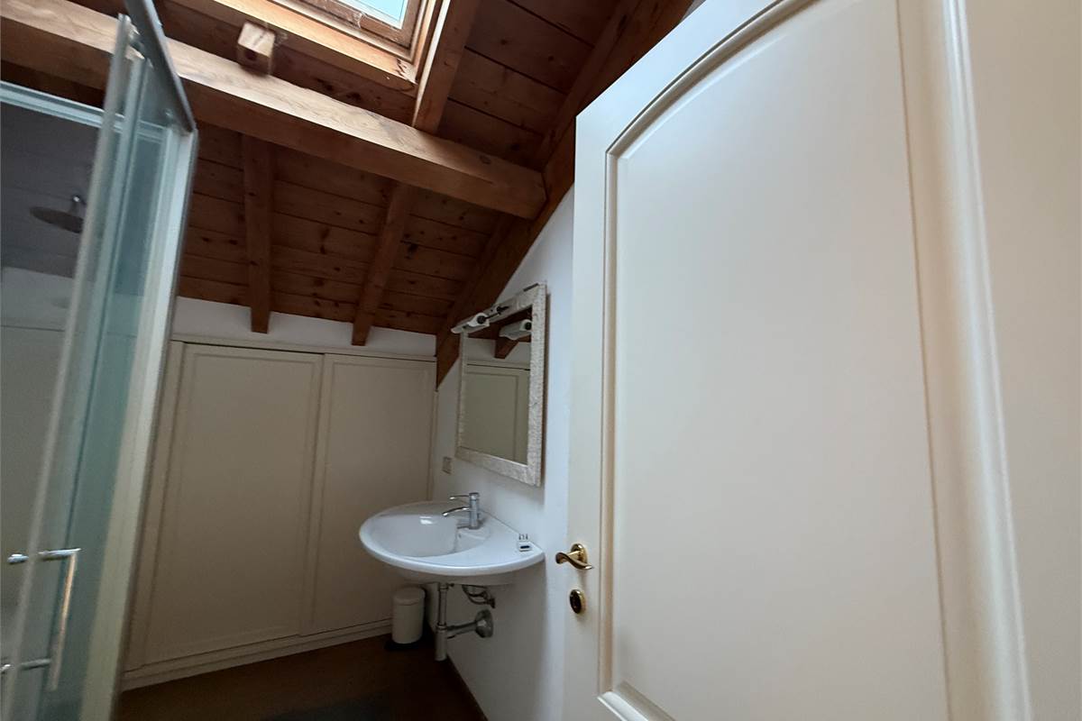 Erba:Elegante appartamento panoramico con box