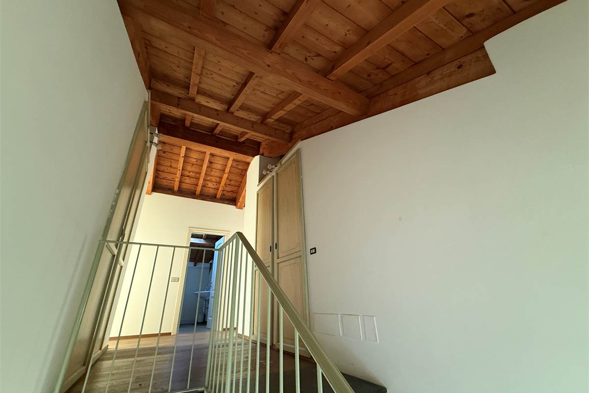 Erba:Elegante appartamento panoramico con box