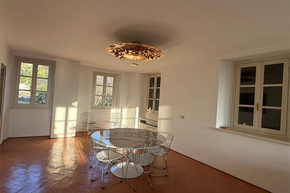 Erba:Elegante appartamento panoramico con box