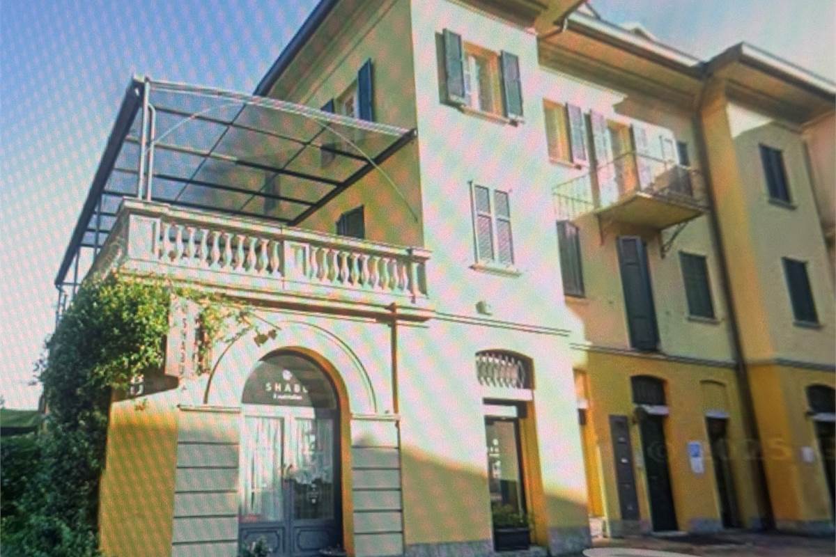 ERBA:CASA SINGOLA CON APPARTAMENTI E LOCALI COMMERCIALI