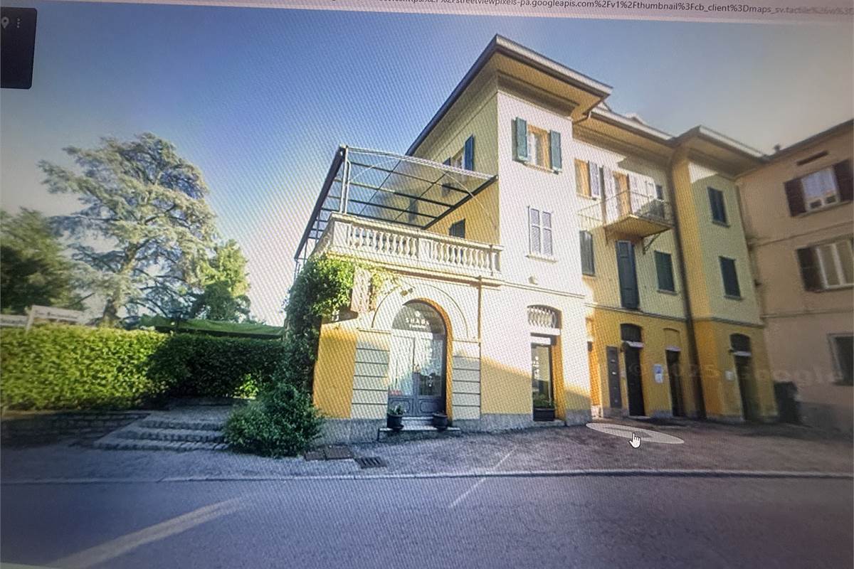 ERBA:CASA SINGOLA CON APPARTAMENTI E LOCALI COMMERCIALI