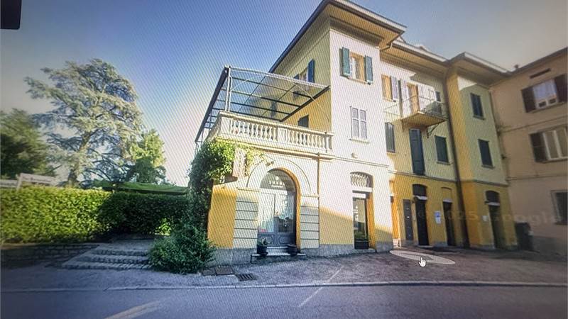 ERBA:CASA SINGOLA CON APPARTAMENTI E LOCALI COMMERCIALI