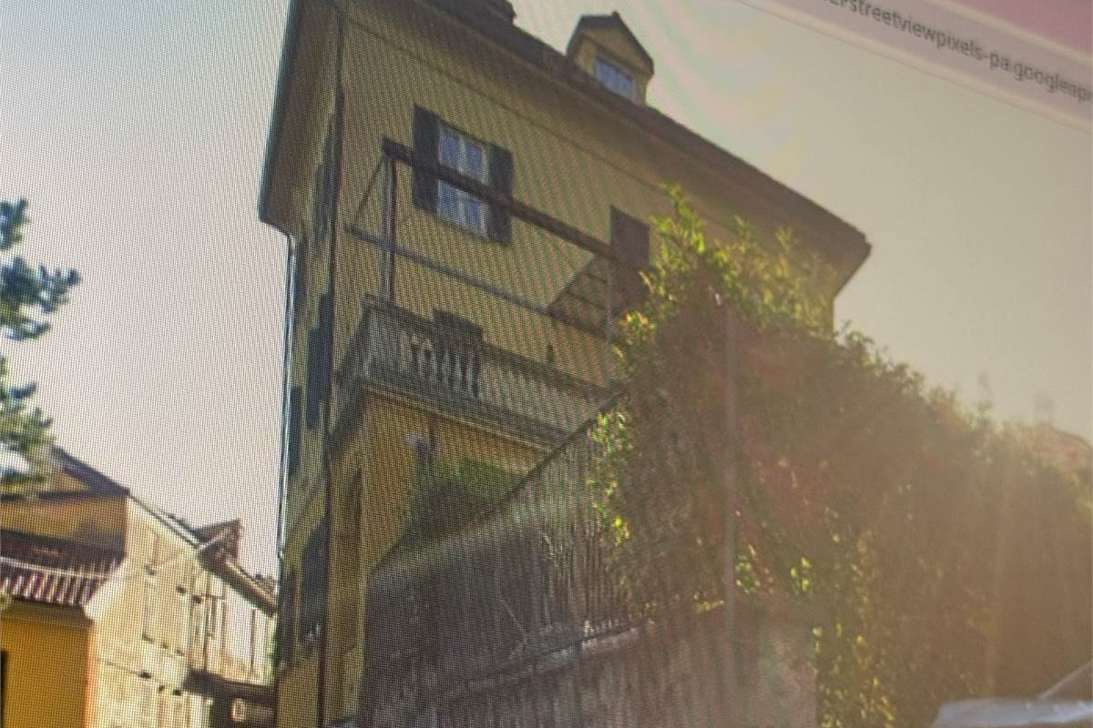 ERBA:CASA SINGOLA CON APPARTAMENTI E LOCALI COMMERCIALI