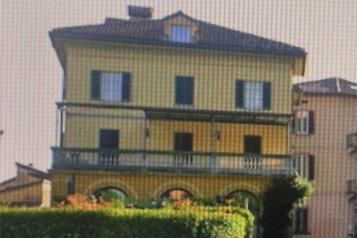 ERBA:CASA SINGOLA CON APPARTAMENTI E LOCALI COMMERCIALI