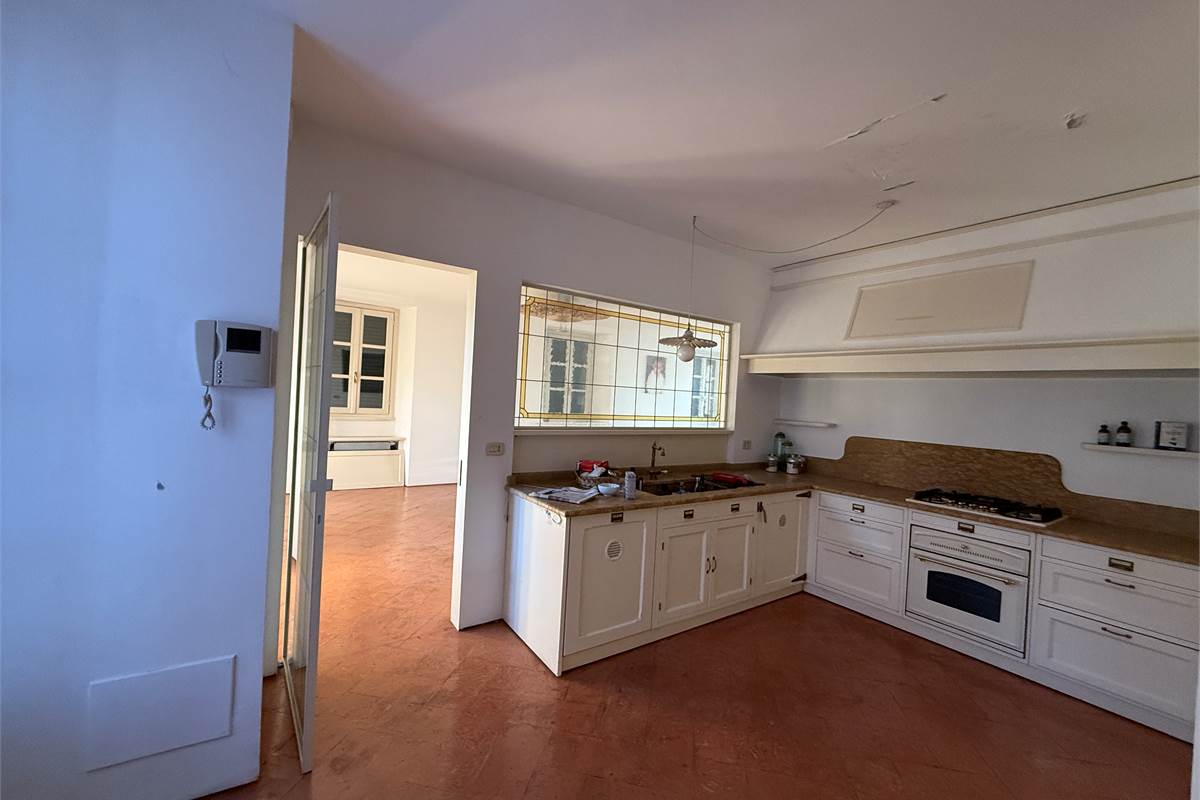 ERBA:CASA SINGOLA CON APPARTAMENTI E LOCALI COMMERCIALI