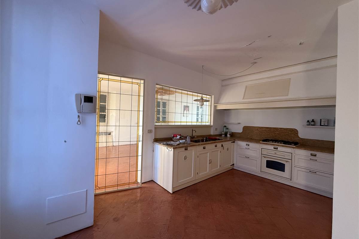 ERBA:CASA SINGOLA CON APPARTAMENTI E LOCALI COMMERCIALI