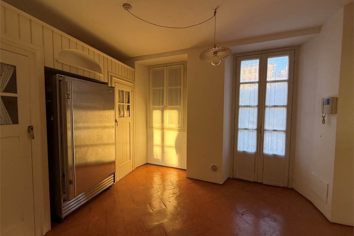 ERBA:CASA SINGOLA CON APPARTAMENTI E LOCALI COMMERCIALI