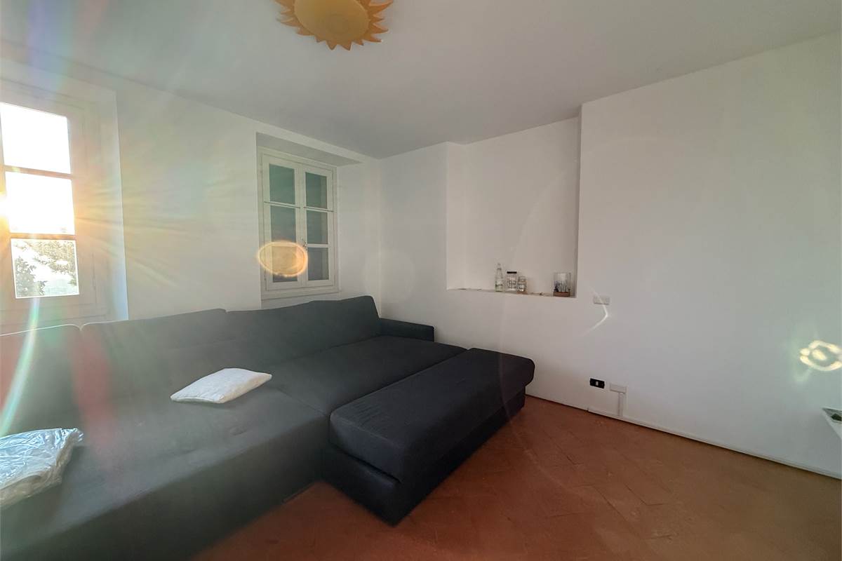 ERBA:CASA SINGOLA CON APPARTAMENTI E LOCALI COMMERCIALI