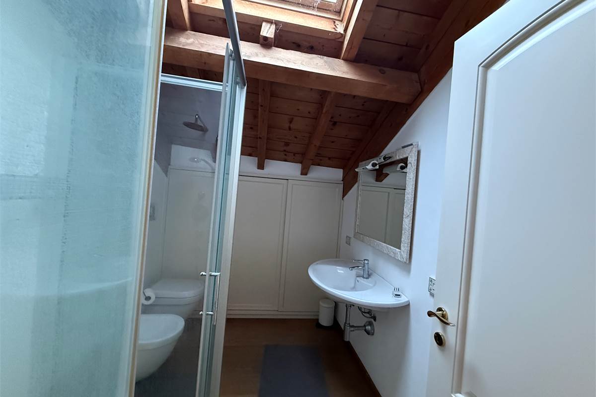 ERBA:CASA SINGOLA CON APPARTAMENTI E LOCALI COMMERCIALI