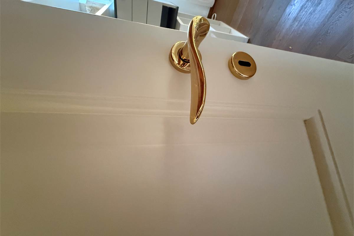 ERBA:CASA SINGOLA CON APPARTAMENTI E LOCALI COMMERCIALI