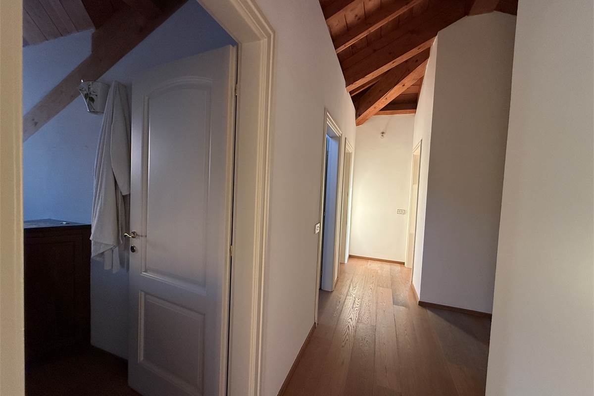 ERBA:CASA SINGOLA CON APPARTAMENTI E LOCALI COMMERCIALI