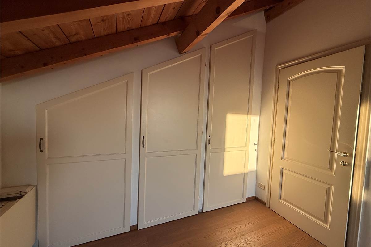 ERBA:CASA SINGOLA CON APPARTAMENTI E LOCALI COMMERCIALI