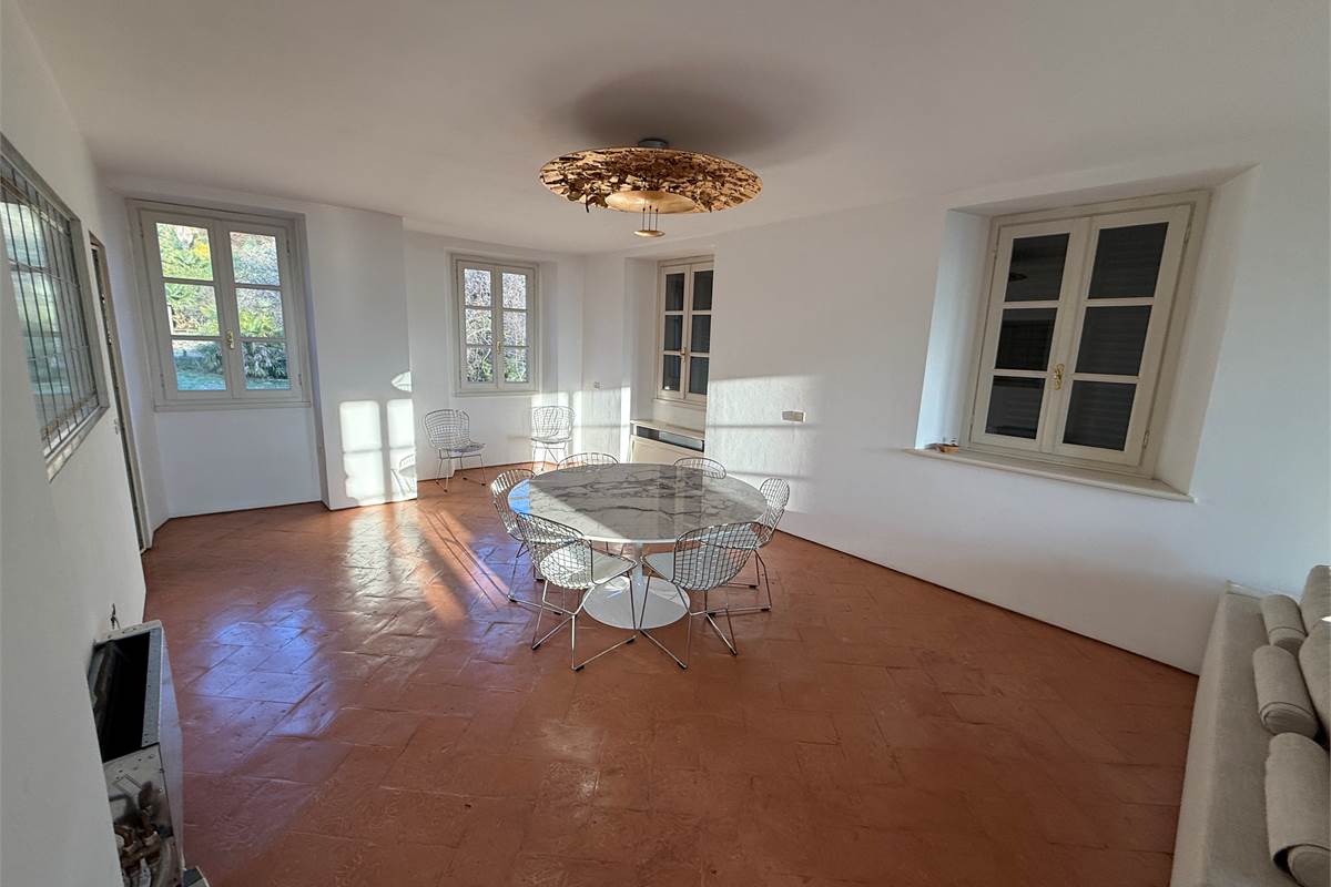 ERBA:CASA SINGOLA CON APPARTAMENTI E LOCALI COMMERCIALI