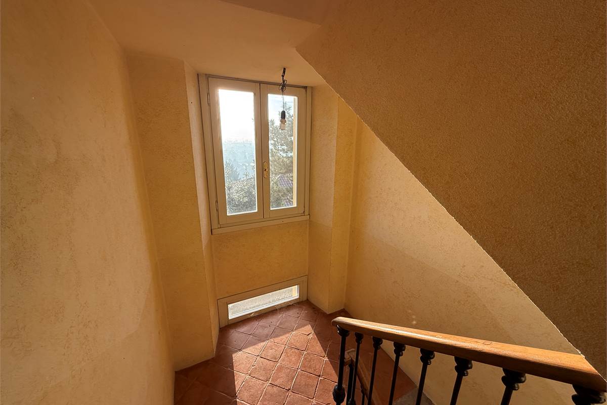 ERBA:CASA SINGOLA CON APPARTAMENTI E LOCALI COMMERCIALI