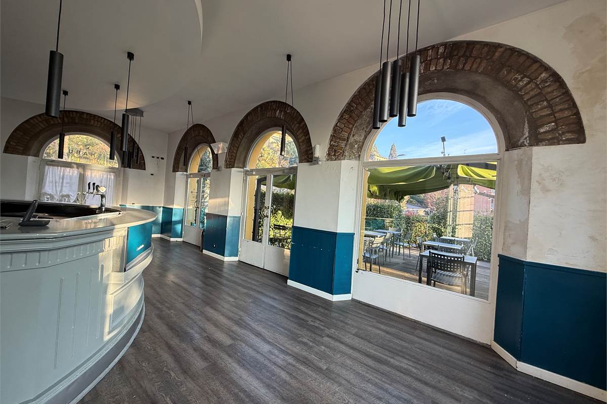 ERBA:CASA SINGOLA CON APPARTAMENTI E LOCALI COMMERCIALI