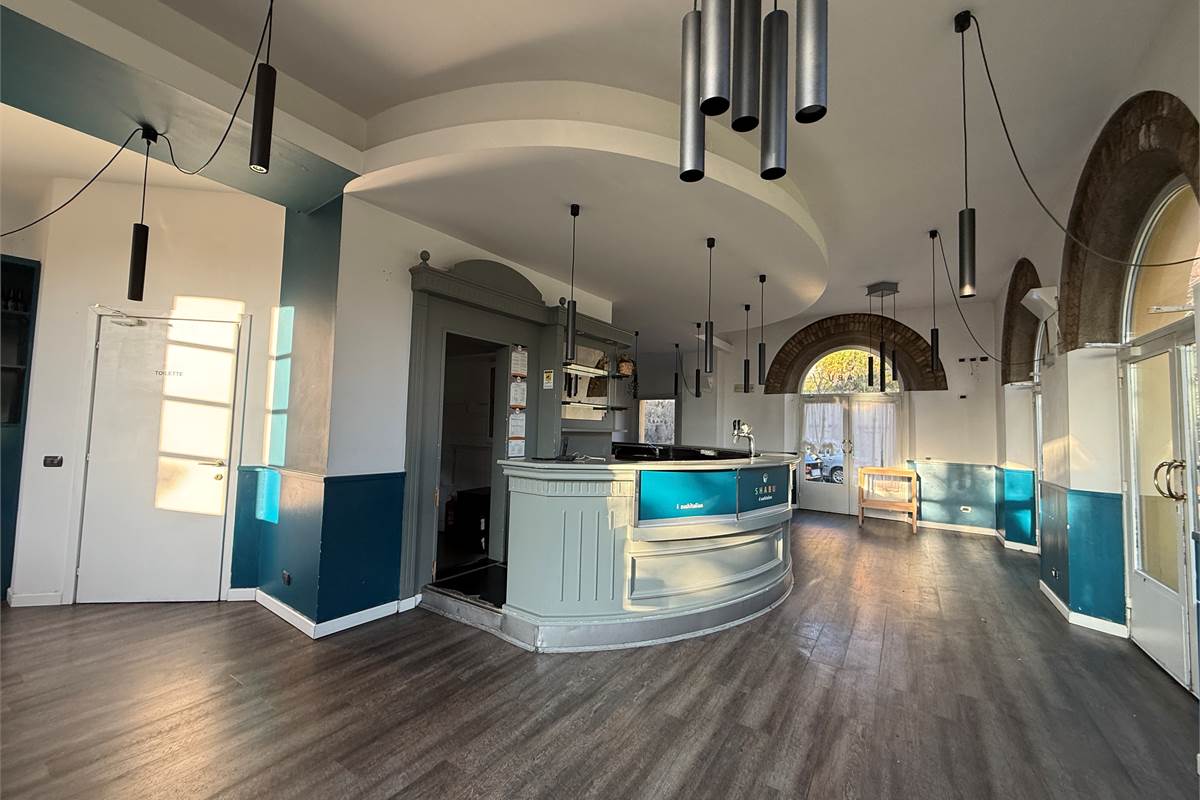 ERBA:CASA SINGOLA CON APPARTAMENTI E LOCALI COMMERCIALI