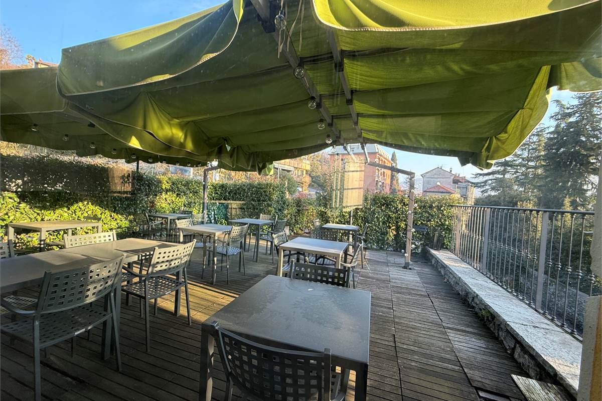 ERBA:CASA SINGOLA CON APPARTAMENTI E LOCALI COMMERCIALI