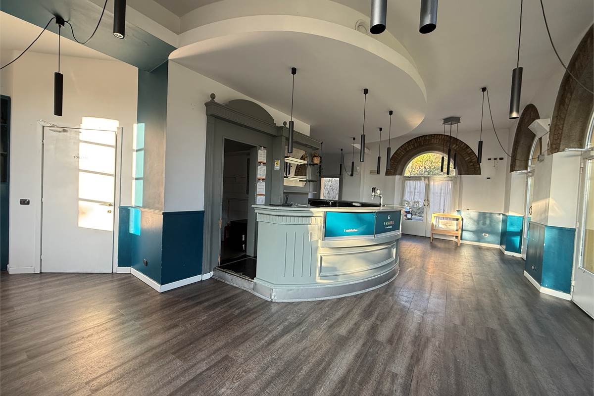 ERBA:CASA SINGOLA CON APPARTAMENTI E LOCALI COMMERCIALI