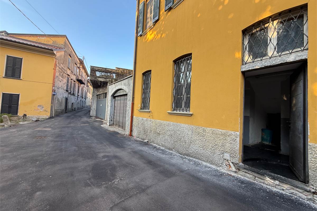 ERBA:CASA SINGOLA CON APPARTAMENTI E LOCALI COMMERCIALI