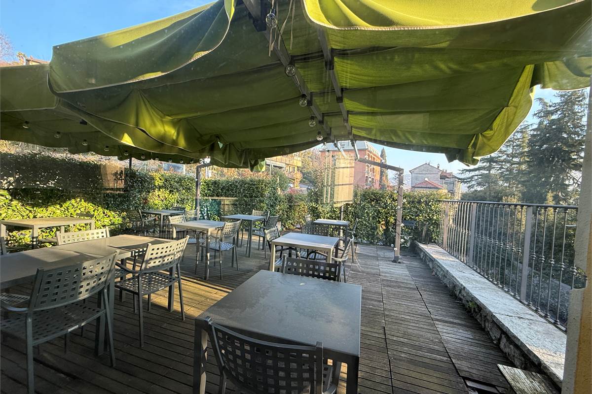 ERBA:CASA SINGOLA CON APPARTAMENTI E LOCALI COMMERCIALI