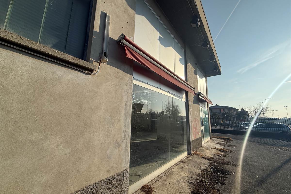 ERBA:CAPANNONE IN VENDITA O AFFITTO