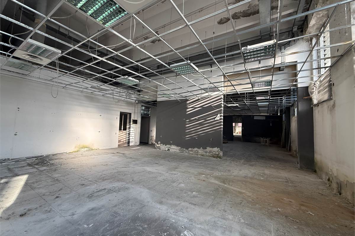 ERBA:CAPANNONE IN VENDITA O AFFITTO