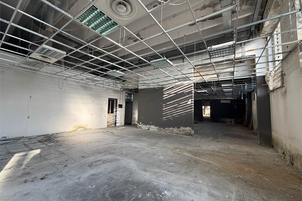 ERBA:CAPANNONE IN VENDITA O AFFITTO