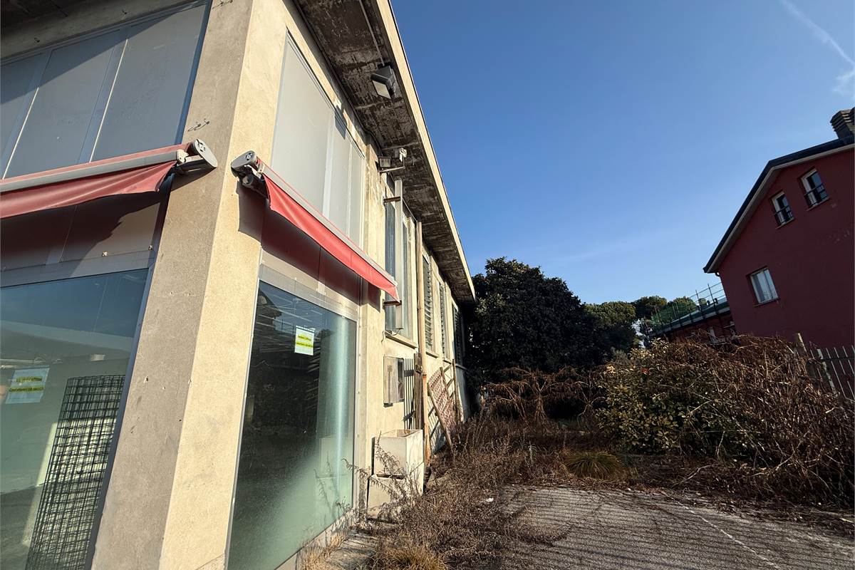 ERBA:CAPANNONE IN VENDITA O AFFITTO