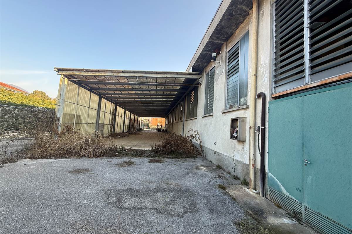 ERBA:CAPANNONE IN VENDITA O AFFITTO