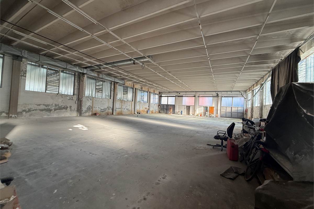 ERBA:CAPANNONE IN VENDITA O AFFITTO