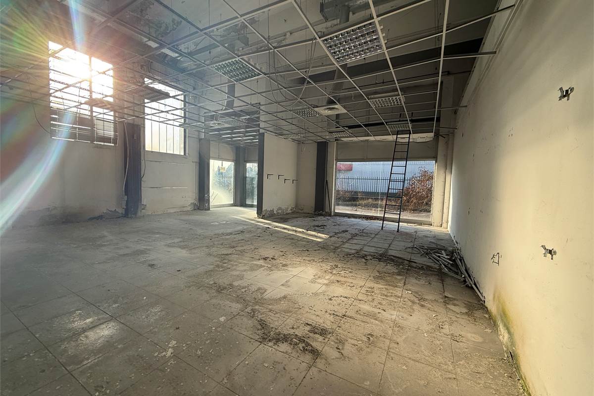 ERBA:CAPANNONE IN VENDITA O AFFITTO