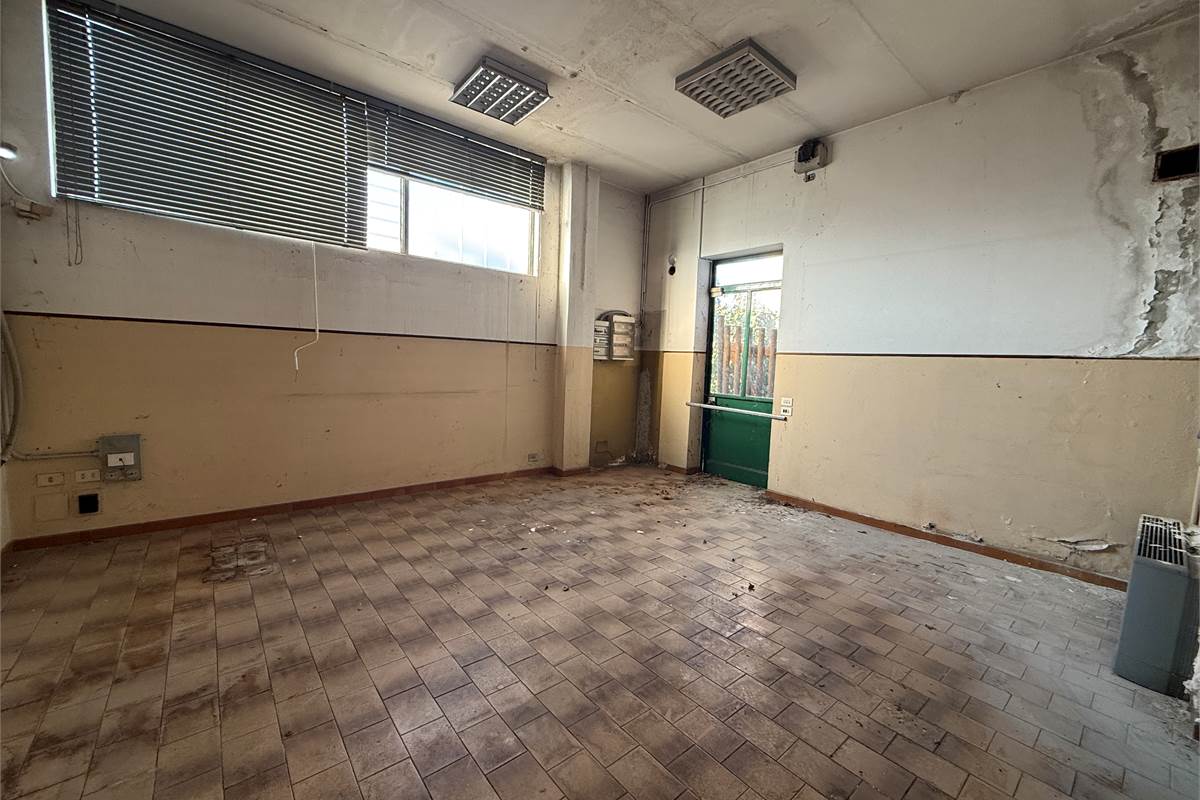 ERBA:CAPANNONE IN VENDITA O AFFITTO